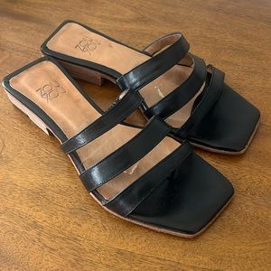 Zou Xou Lagos Thong Black Sandal Sz 7
